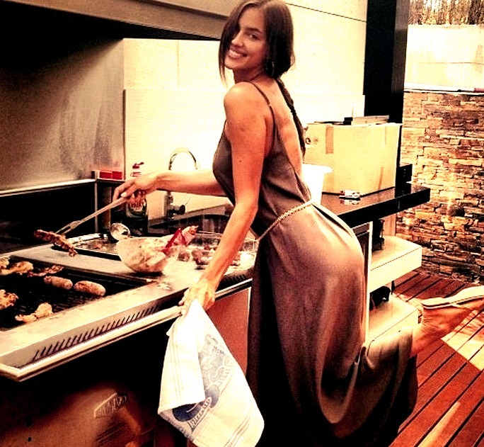 It doesnt matter ,,how good is she in kitchen as long as she keeps this sexy smile on her face